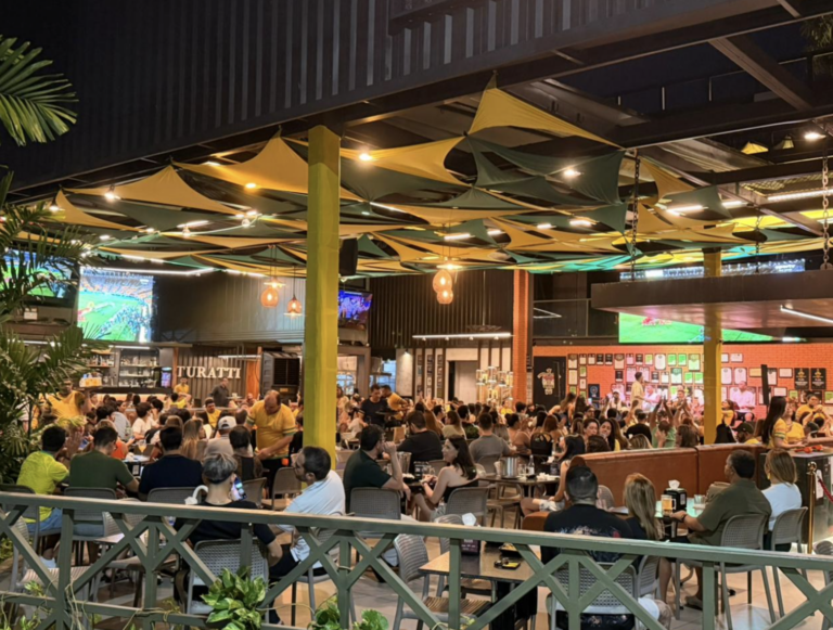 Fortaleza entra no clima da Copa com bares e restaurantes que exibem jogos do Brasil