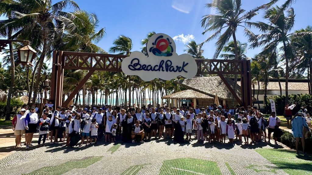 Beach Park reúne 500 voluntários e recolhe 750 kg de resíduos em praia de Aquiraz