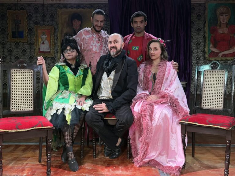 “Malasombro” mistura vampiros, humor e crítica social em espetáculo no Teatro da Praia
