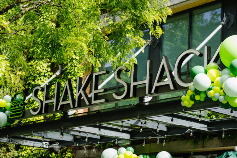 Shake Shack chega ao Brasil em 2027 com plano de 40 restaurantes