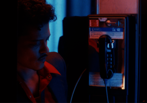 Bruno Mars lança clipe de “Dance With Me” com Karol G