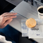 Azul leva pão de queijo para o serviço de bordo de voos internacionais