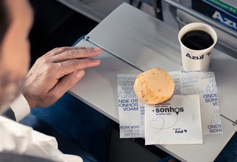 Azul leva pão de queijo para o serviço de bordo de voos internacionais
