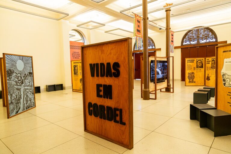 Exposição “Vidas em Cordel” transforma histórias reais em versos no Centro Dragão do Mar